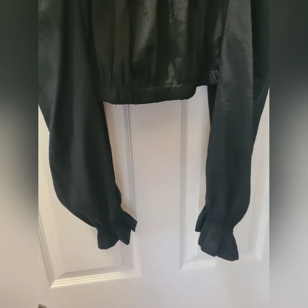 Elegant Black Puff Sleeve Crop Top - Picture 6 of 7